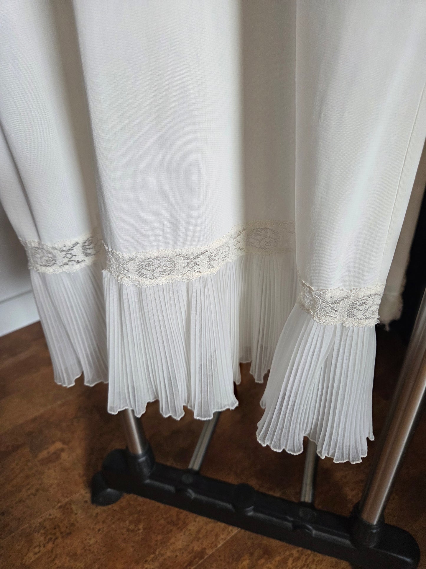 Dorsay vintage ivory slip small