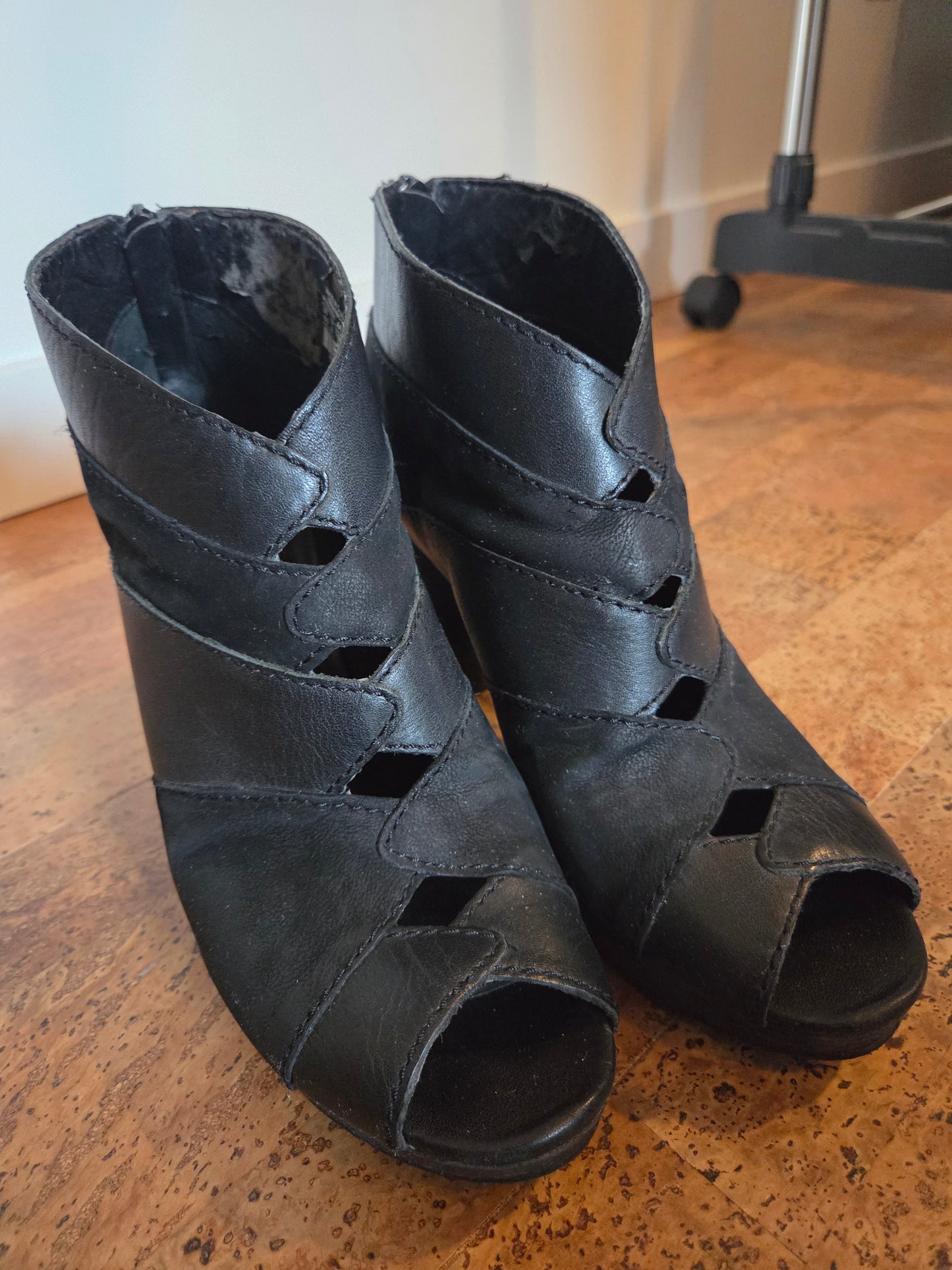 Fossil vintage leather peep toe bootie