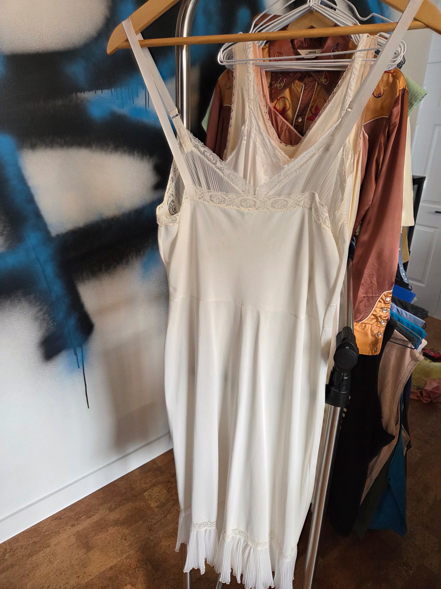 Dorsay vintage ivory slip small