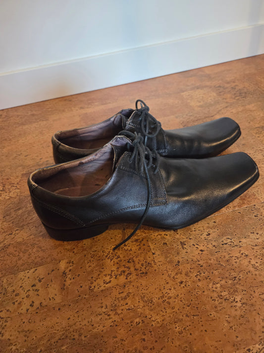 Kenneth Cole smooth black leather lace up shoe
