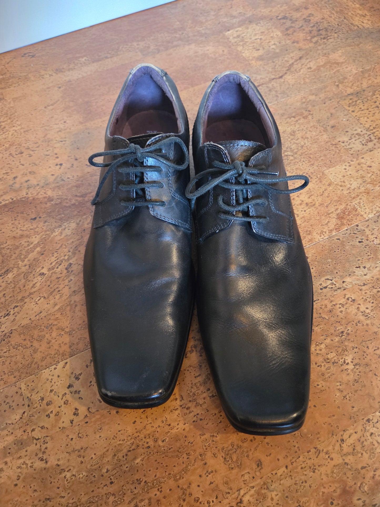 Kenneth Cole smooth black leather lace up shoe