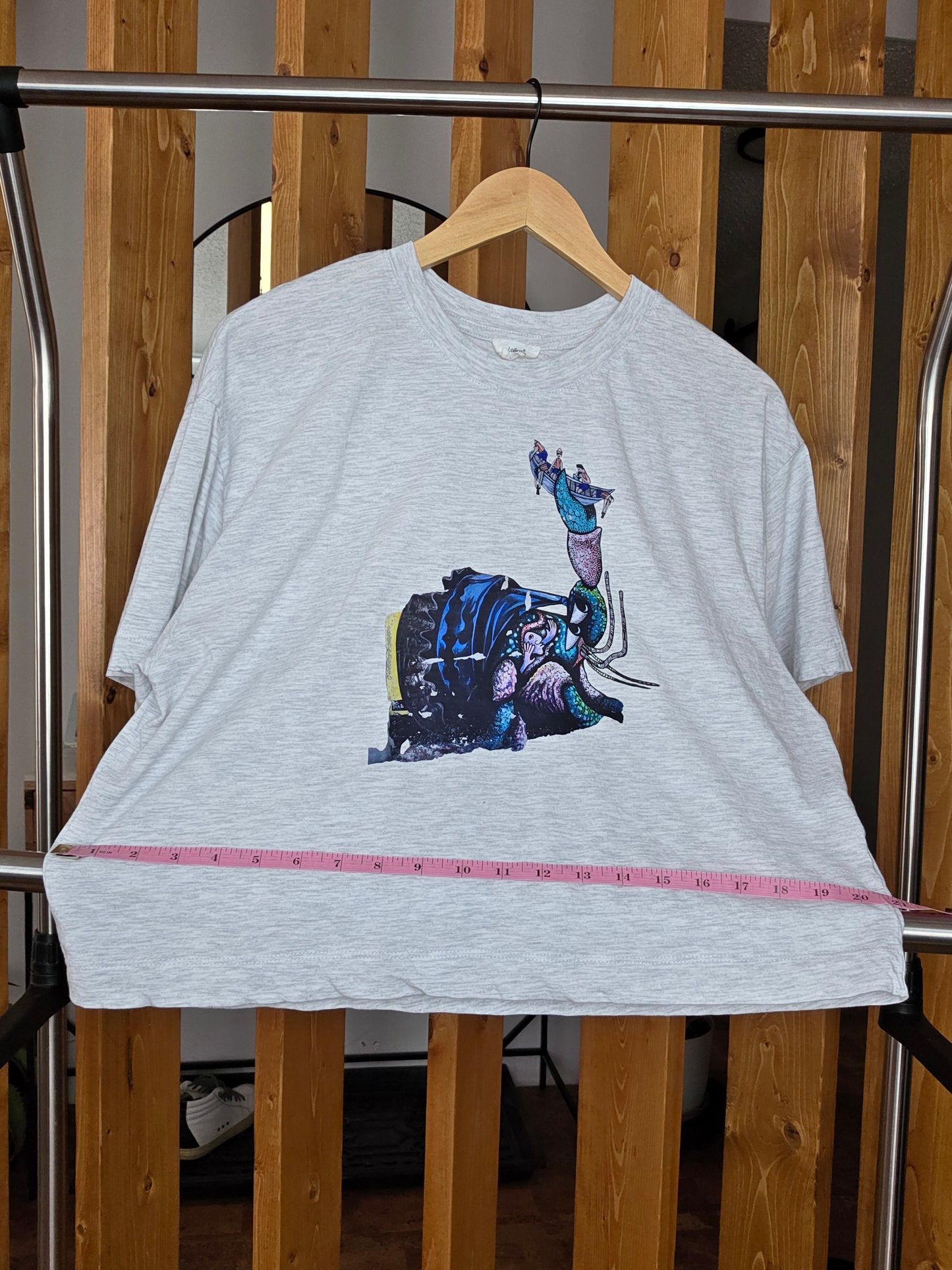 LA PAZ street art collection light grey..crab & boat of tourists