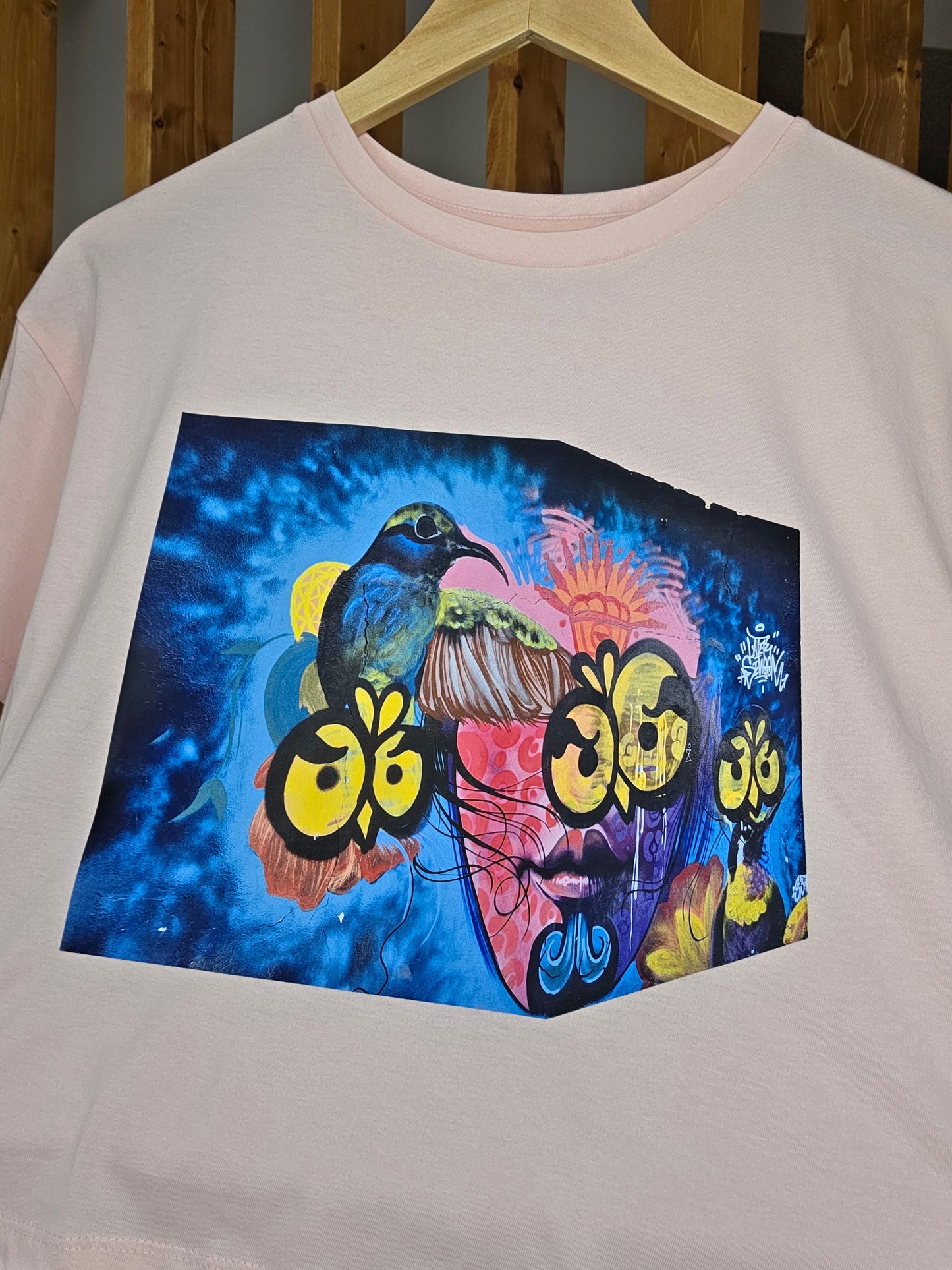 LA PAZ street art collection light pink.. face with bird